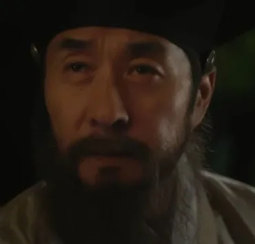 In the series Knight Flower - A dangerous romance between the Joseon version of a widow hero with a mask and an uptight officer begins.