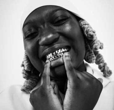 Breakout star and genre-blending artist Darkoo has officially announced her first headline concert in London, set for 2025.